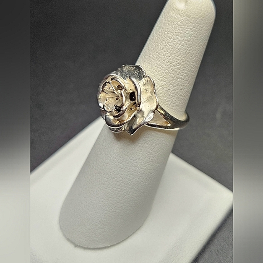 Sterling Silver Ring Marked 925 with a Metal Flower Size 7 - Picture 5 of 6